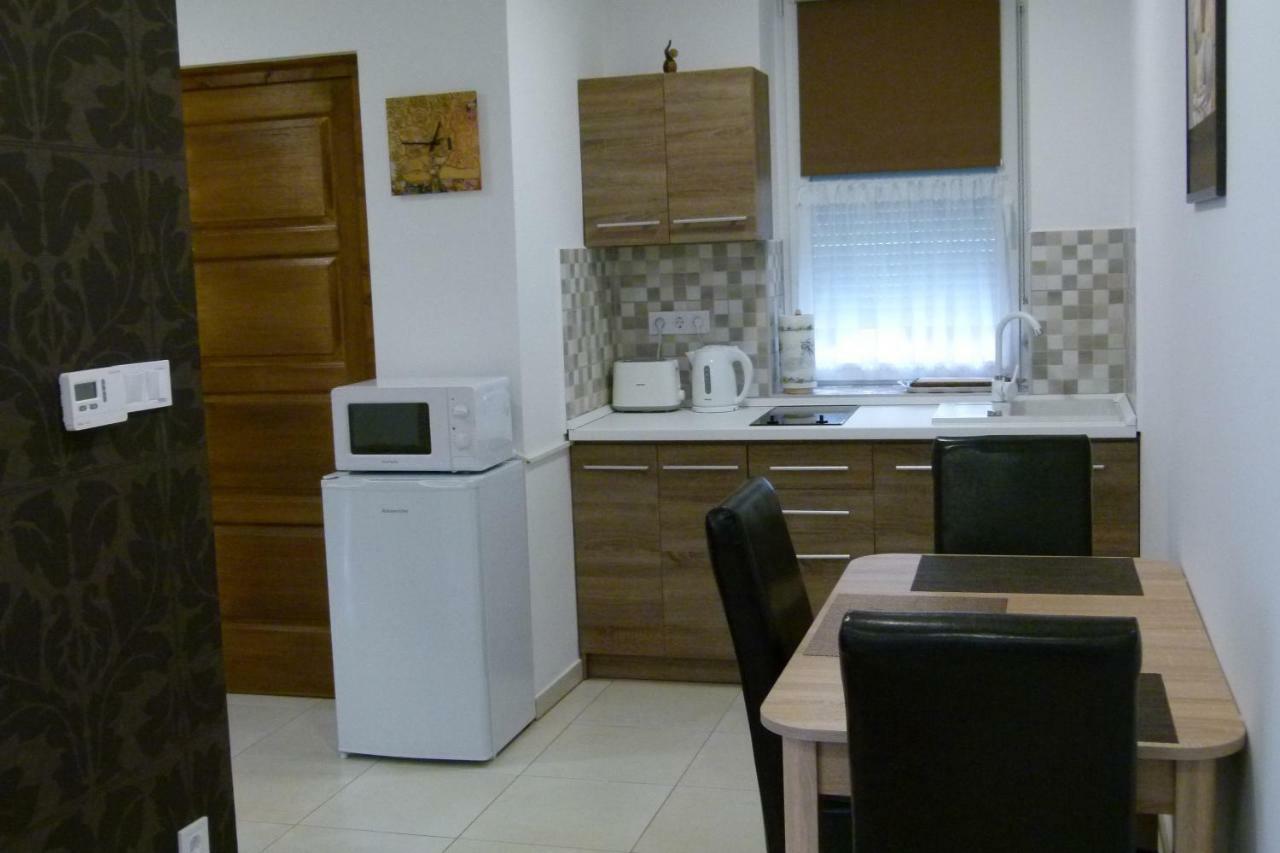 Wolf House Apartman ซาลาแอแกร์แซค ภายนอก รูปภาพ