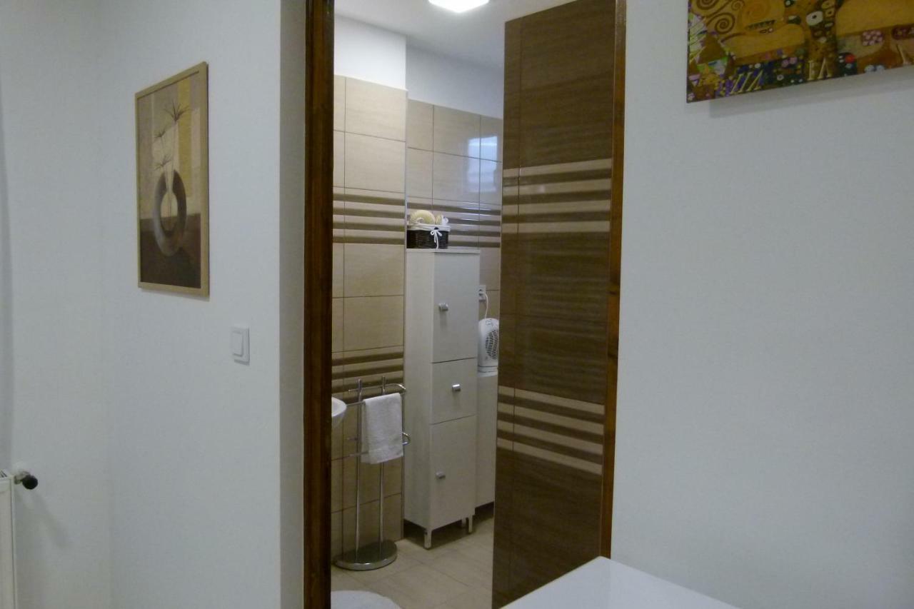Wolf House Apartman ซาลาแอแกร์แซค ภายนอก รูปภาพ