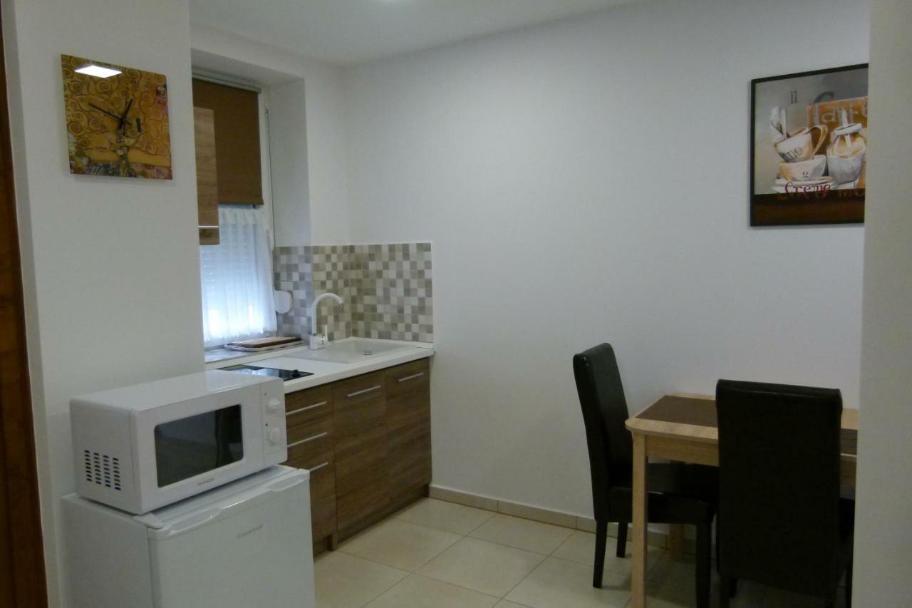 Wolf House Apartman ซาลาแอแกร์แซค ภายนอก รูปภาพ