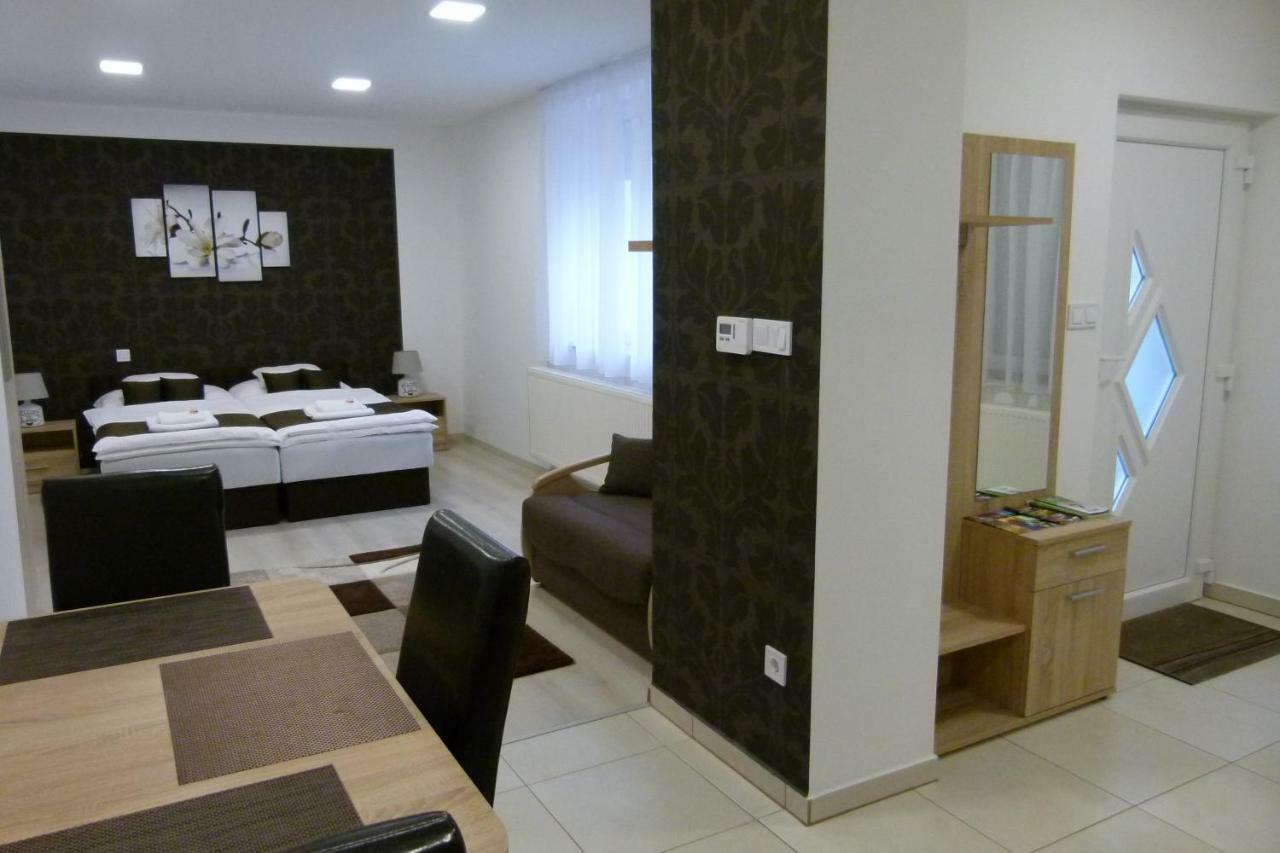 Wolf House Apartman ซาลาแอแกร์แซค ภายนอก รูปภาพ