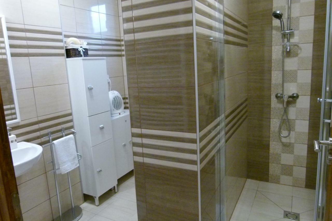 Wolf House Apartman ซาลาแอแกร์แซค ภายนอก รูปภาพ