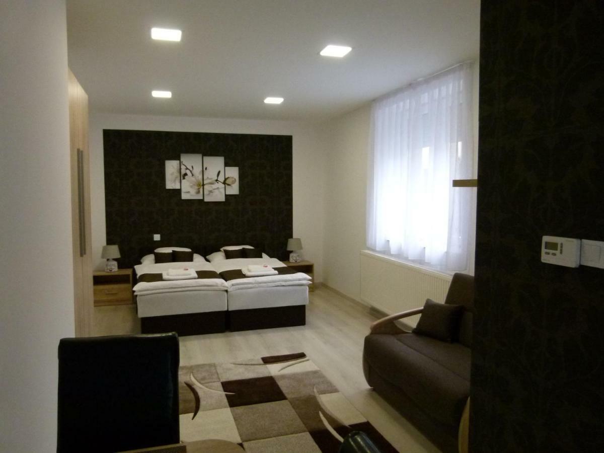 Wolf House Apartman ซาลาแอแกร์แซค ภายนอก รูปภาพ