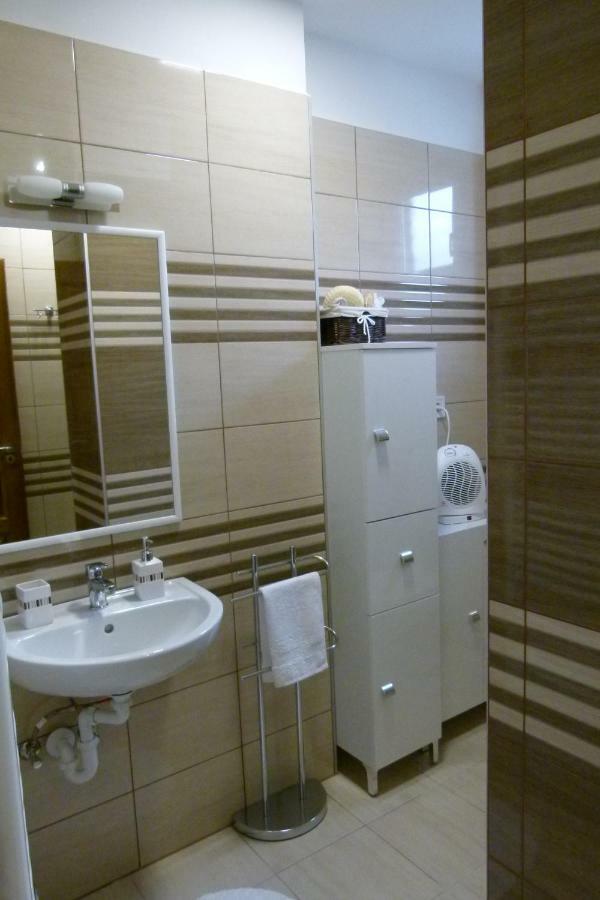 Wolf House Apartman ซาลาแอแกร์แซค ภายนอก รูปภาพ