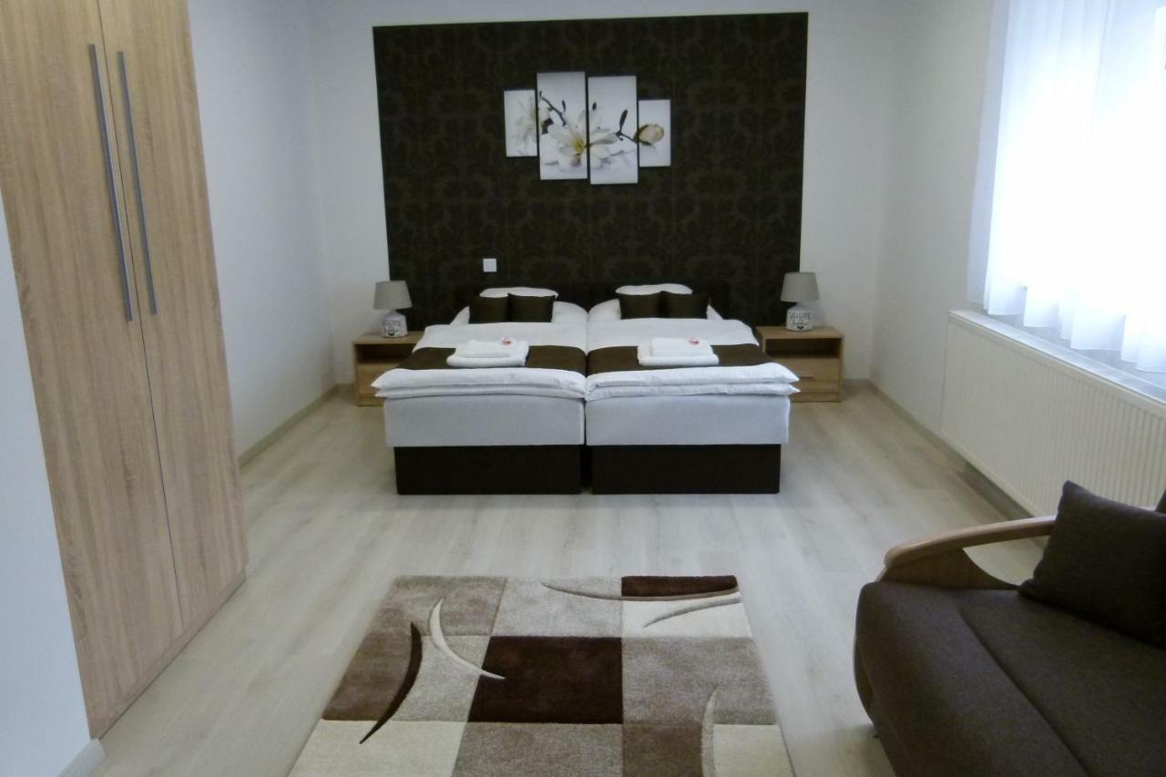 Wolf House Apartman ซาลาแอแกร์แซค ภายนอก รูปภาพ