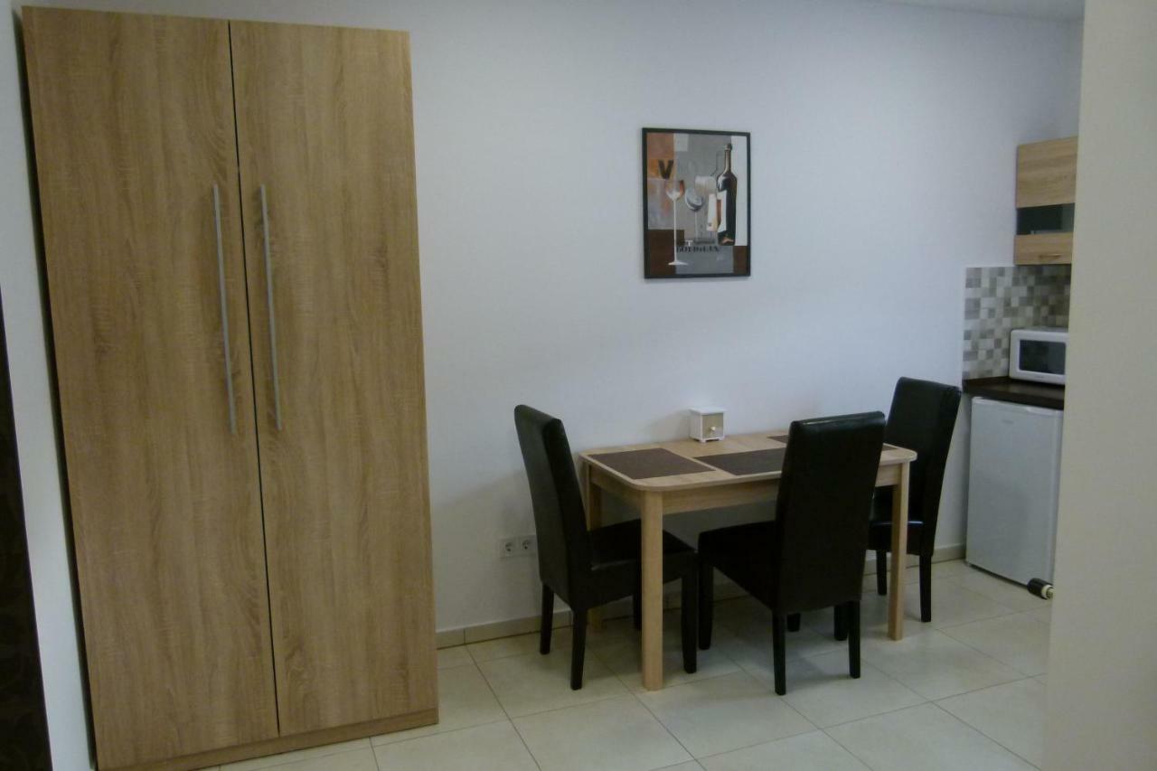 Wolf House Apartman ซาลาแอแกร์แซค ภายนอก รูปภาพ