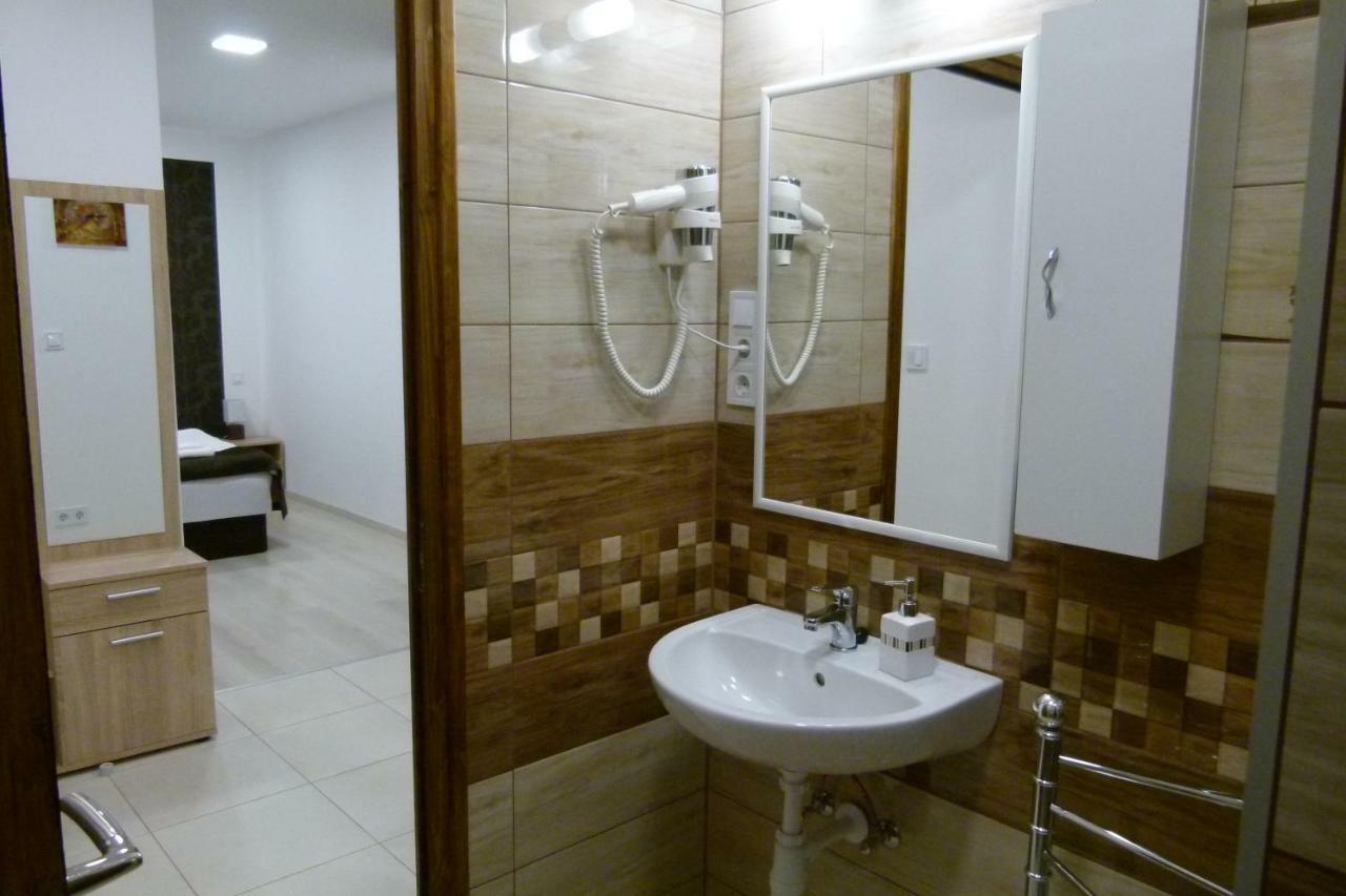 Wolf House Apartman ซาลาแอแกร์แซค ภายนอก รูปภาพ