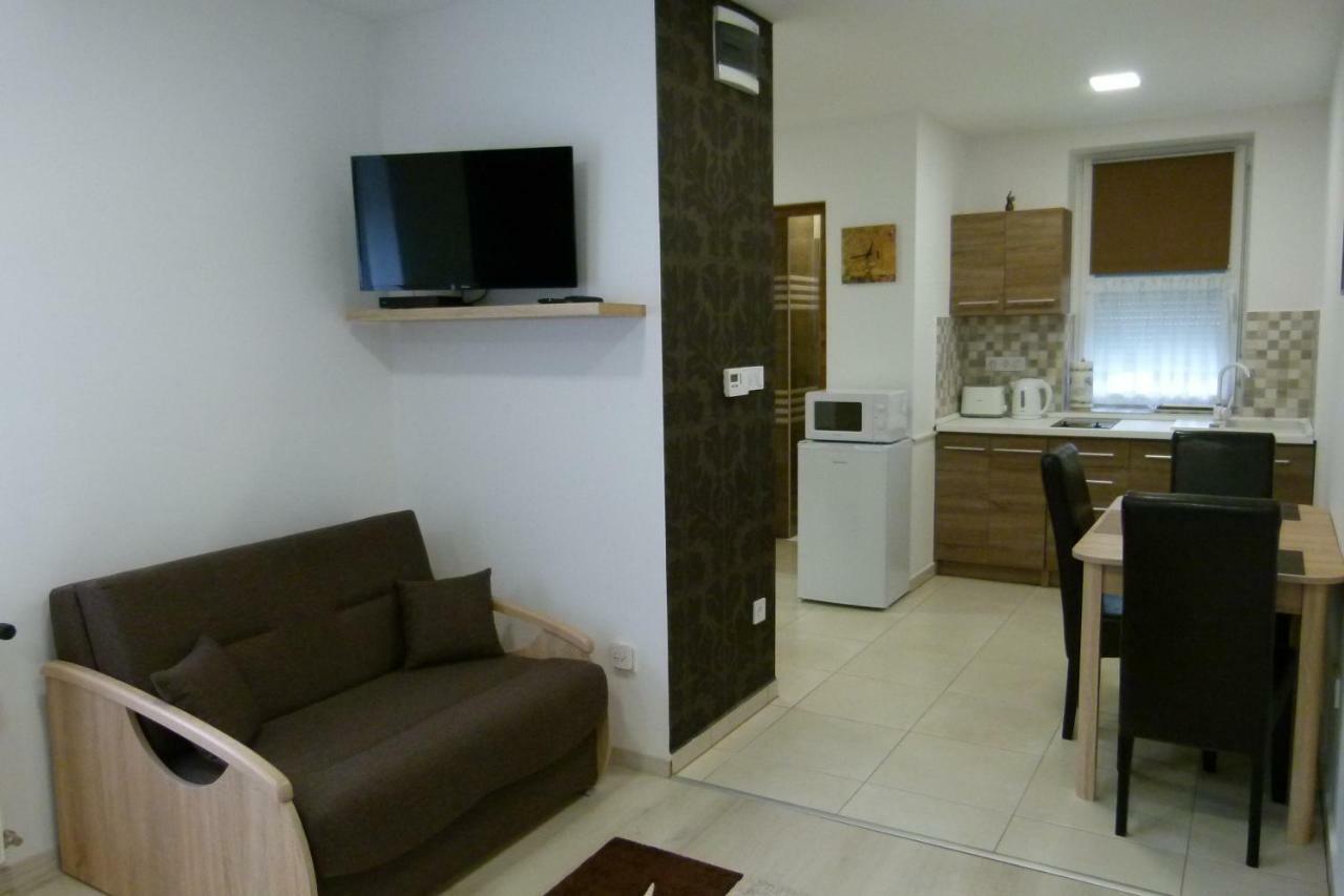 Wolf House Apartman ซาลาแอแกร์แซค ภายนอก รูปภาพ