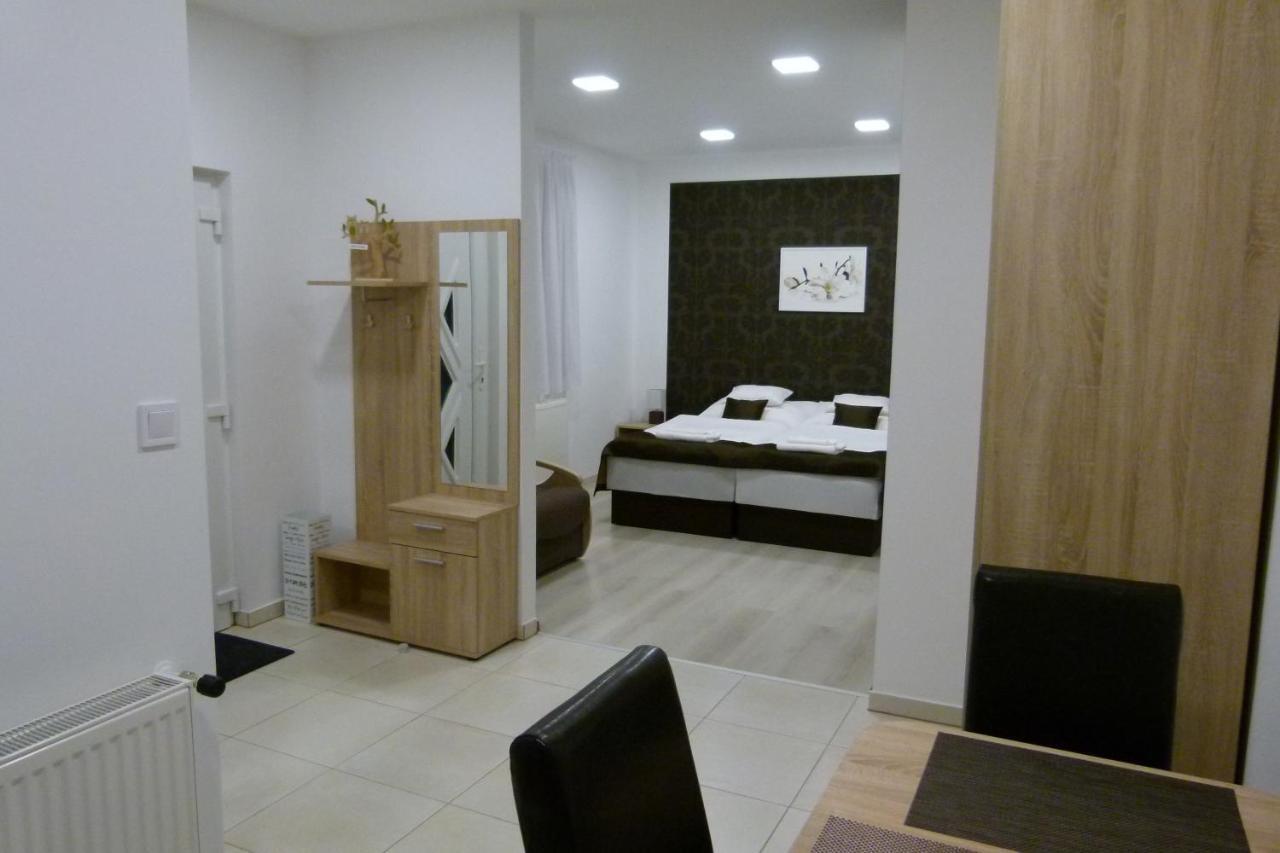 Wolf House Apartman ซาลาแอแกร์แซค ภายนอก รูปภาพ
