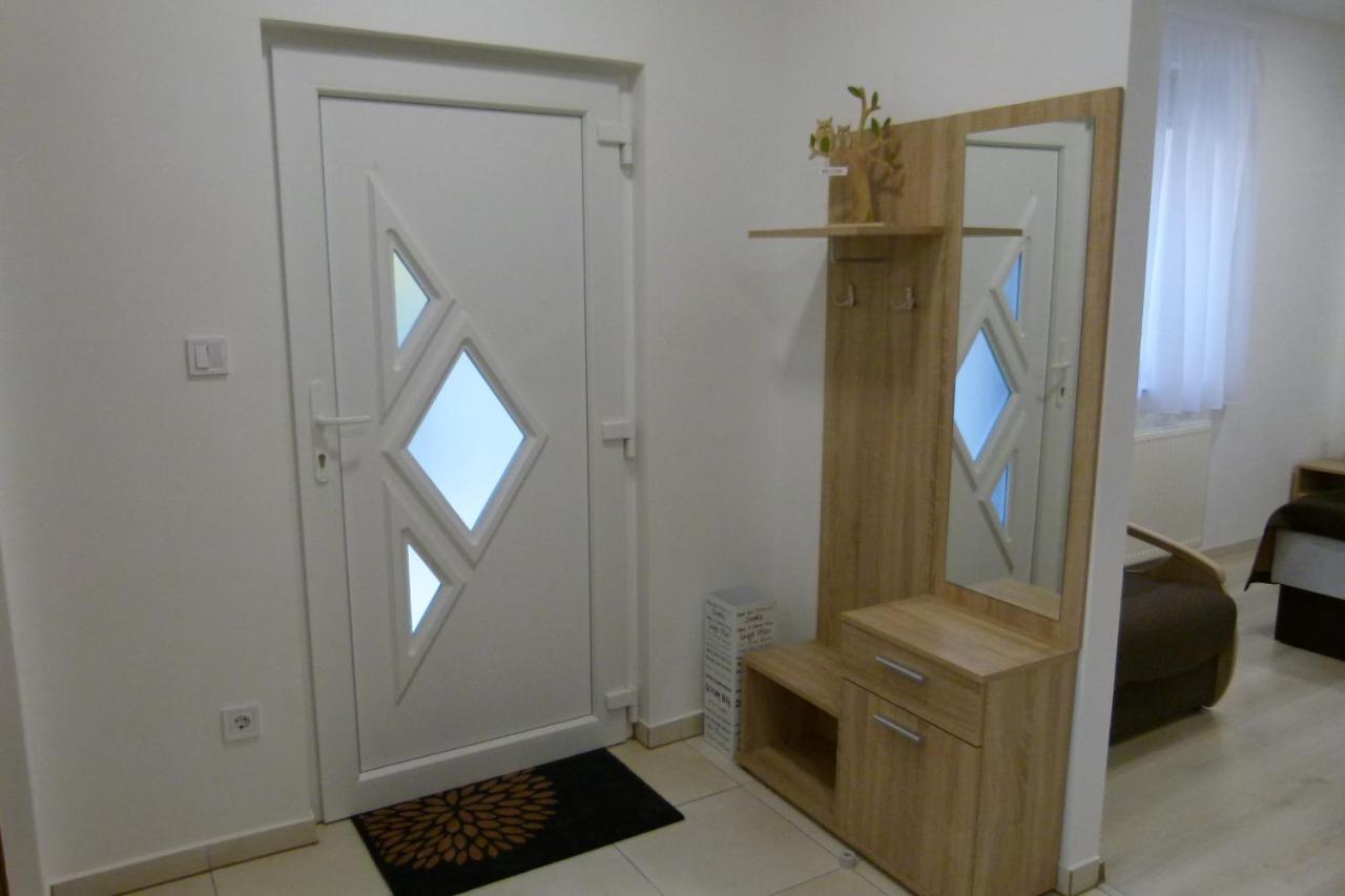 Wolf House Apartman ซาลาแอแกร์แซค ภายนอก รูปภาพ