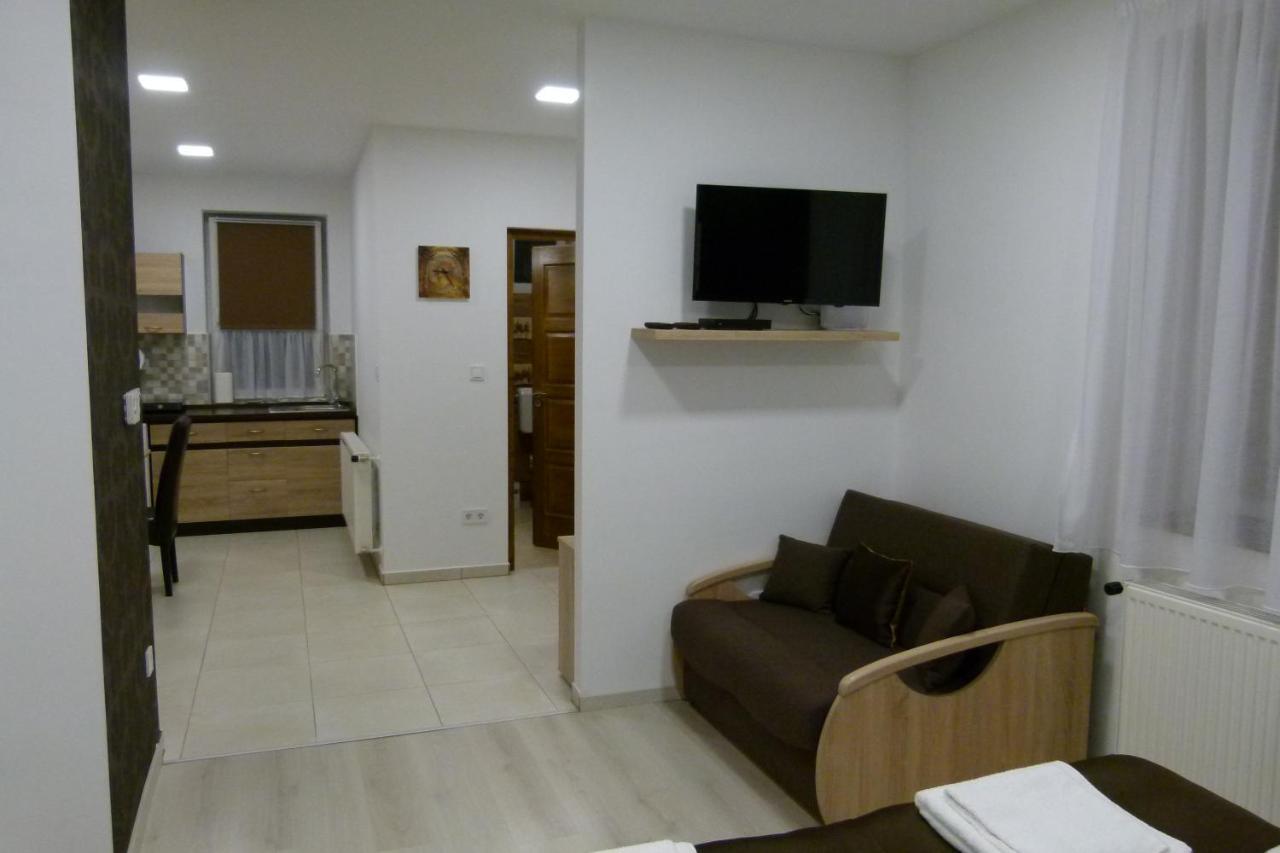 Wolf House Apartman ซาลาแอแกร์แซค ภายนอก รูปภาพ
