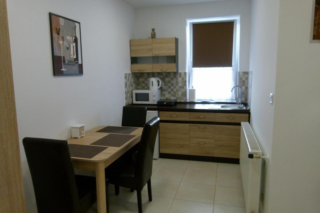 Wolf House Apartman ซาลาแอแกร์แซค ภายนอก รูปภาพ