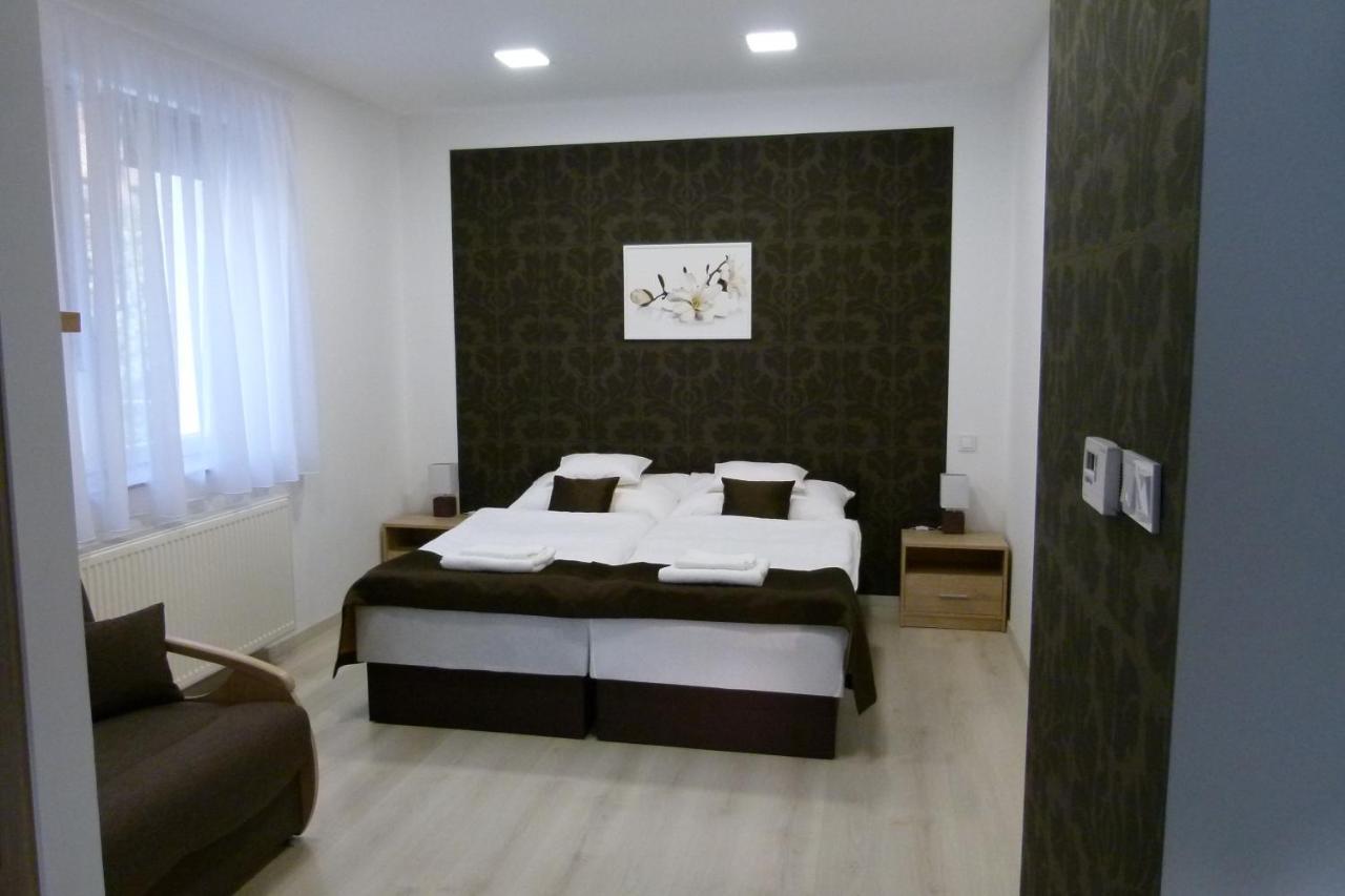 Wolf House Apartman ซาลาแอแกร์แซค ภายนอก รูปภาพ