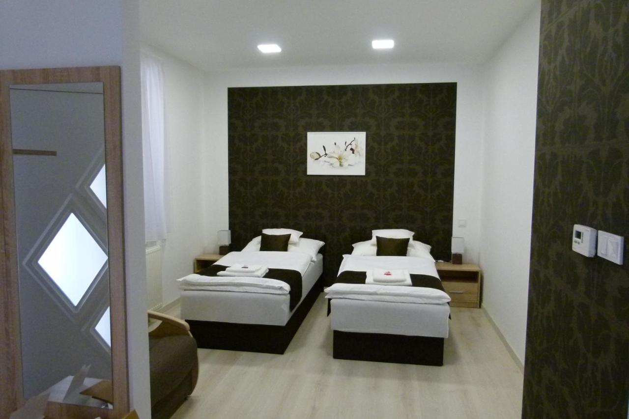 Wolf House Apartman ซาลาแอแกร์แซค ภายนอก รูปภาพ