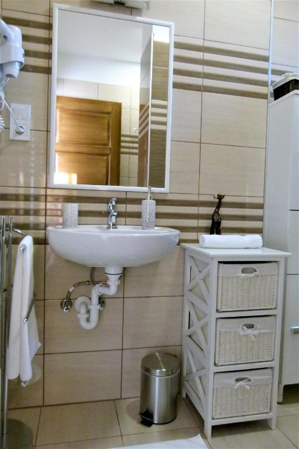 Wolf House Apartman ซาลาแอแกร์แซค ภายนอก รูปภาพ