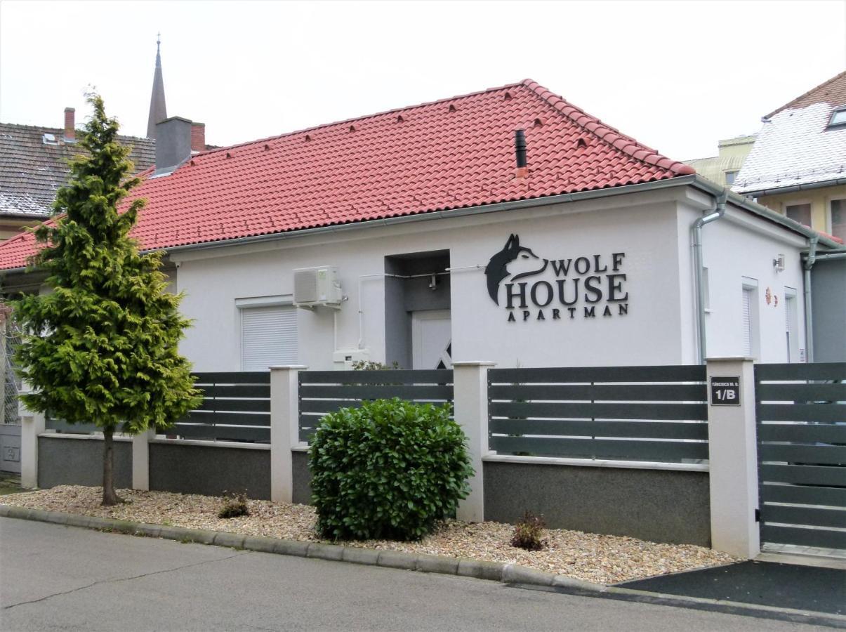 Wolf House Apartman ซาลาแอแกร์แซค ภายนอก รูปภาพ