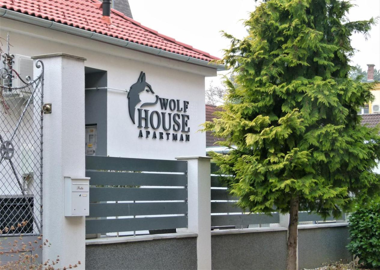 Wolf House Apartman ซาลาแอแกร์แซค ภายนอก รูปภาพ